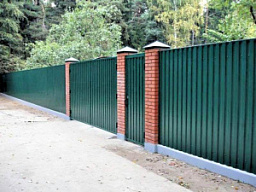 Зеленый забор с калиткой