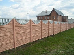 Розовый забор из бетона для загородного участка
