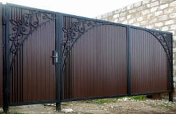 Ворота для частного дома из металла с ковской высота 3 м