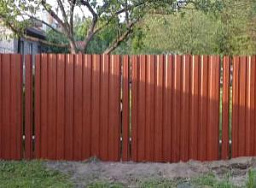 Забор для дома из штакетника с профнастилом