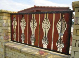 Низкий деревянный забор с коваными элементами