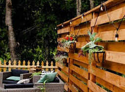 Красивый забор из дерева для террасы