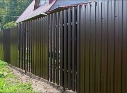 Комбинированный забор из профильного листа на винтовых сваях для дачи