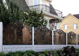 Современный кованый забор из поликарбоната янтарь