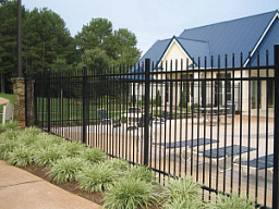 Забор из металлических прутьев для дома отдыха