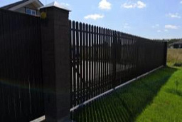 Забор из черного евроштакетника высотой 2 метра