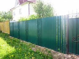 Забор из штакетника с профнастилом для дачи