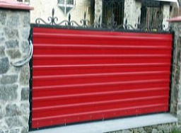 Красный красивый забор из профлиста