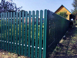 Забор для дачи из штакетника и профнастила металлического