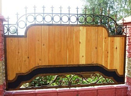Деревянный забор для дачи на кирпичных столбах