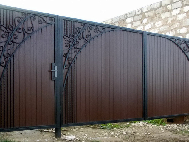 Ворота для частного дома из металла с ковской высота 3 м