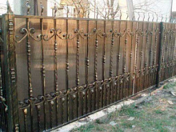 Красивый кованый забор из поликарбоната