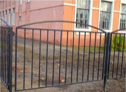 Железный забор из прутов в форме арки