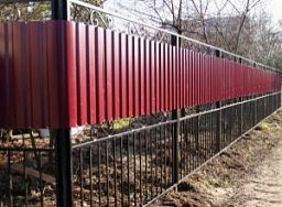 Красный комбинированный забор