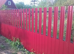 Красный забор комбинированный из профнастила и штакетника