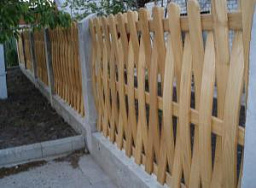 Забор плетенка деревянный на бетонных столбах