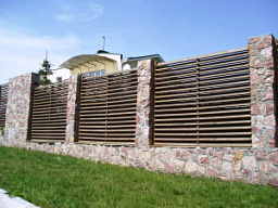 Забор из деревянного штакетника в современном стиле