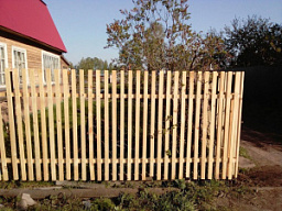 Деревянный забор из штакетника для дачи