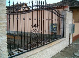 Забор кованный для дома