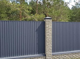Серый забор для дачи из профнастила со столбами