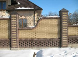 Фигурный кирпичный забор с ковкой для дома