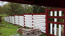 Забор деревянный шахматка для дачи белого цвета