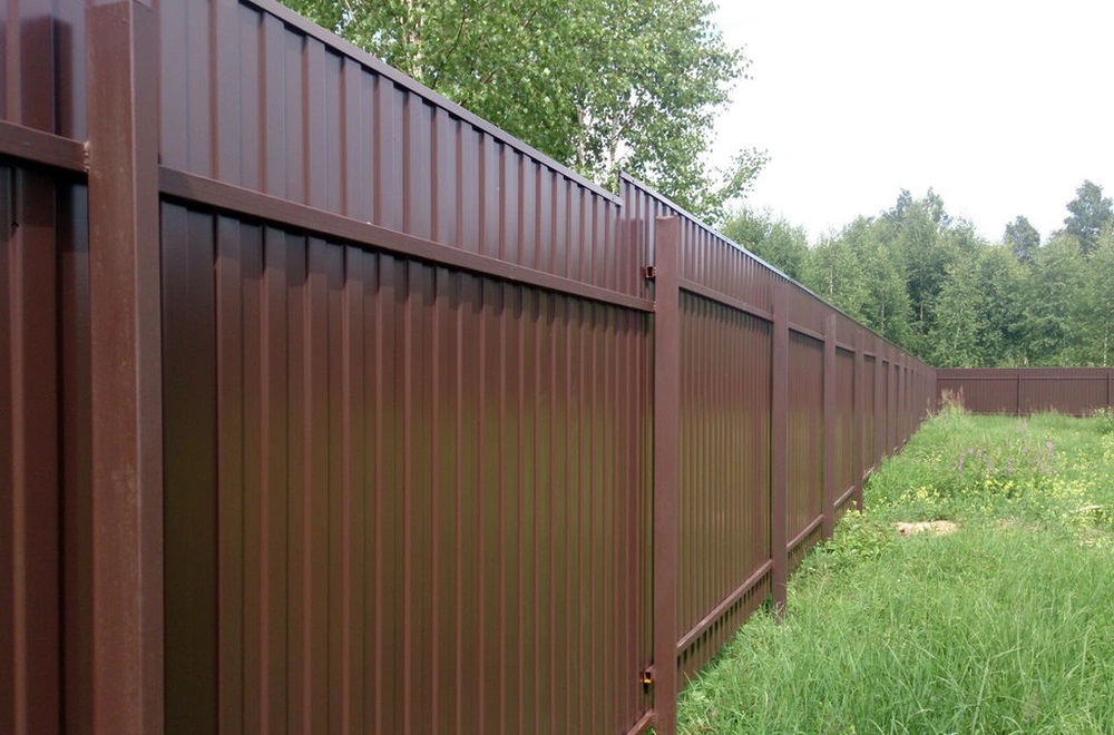  забор из коричневого профнастила  по цене 2105 руб в .