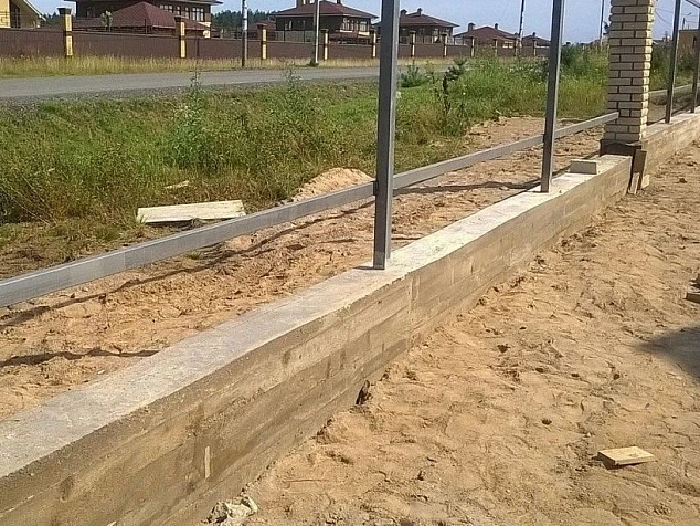 Фундамент под забор из кирпича